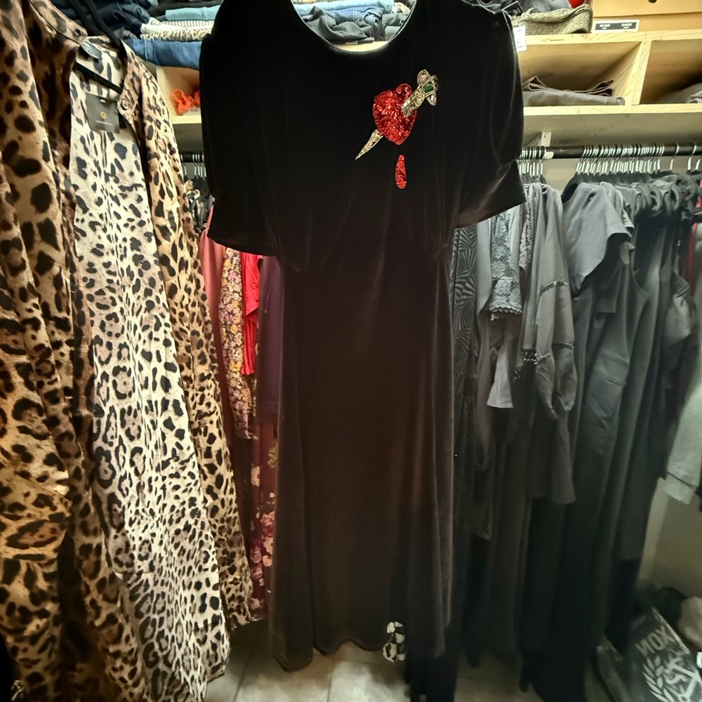 ❤️🗡️BNWT Chic Black Velvet Dress with Red Heart Detail🗡️❤️